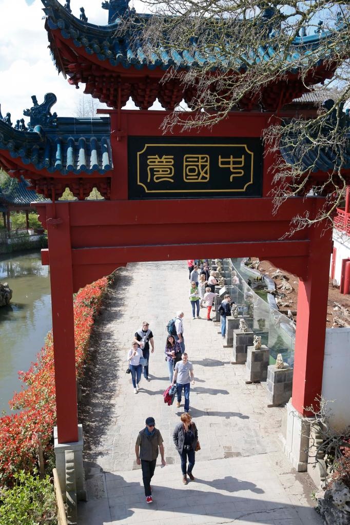 在比利時(shí)天堂動(dòng)物園的中國(guó)園，游客從牌樓下走過(guò)。