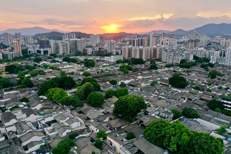 2021年7月10日，夕陽映照下的福州三坊七巷文化歷史街區(qū)。