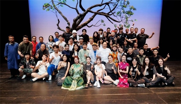 《斷金》百場演職人員合影。龍馬社供圖