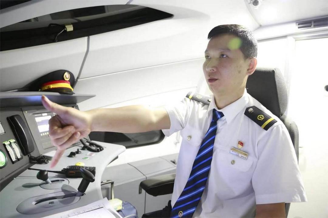 陳承儀駕駛動車組列車執(zhí)行標準作業(yè)。陳巍攝