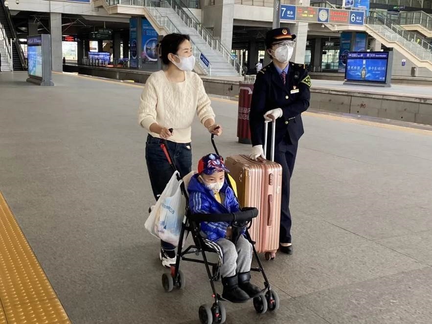 鄭海珠在站臺上引導旅客乘車。南昌鐵路供圖