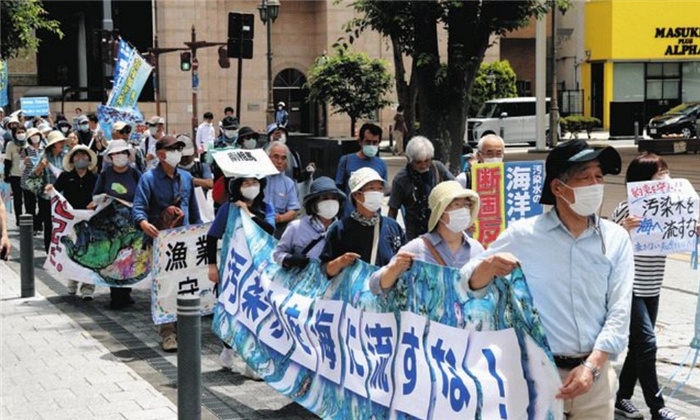 6月20日，日本民眾在福島縣政府周圍舉行抗議活動(dòng)，強(qiáng)烈反對(duì)核污水排海計(jì)劃。（圖片來源：《東京新聞》）