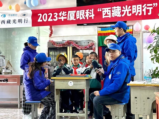 華廈眼科醫(yī)務人員對當?shù)厣倌陜和M行近視、弱視、斜視篩查。人民網(wǎng)記者 李棟攝