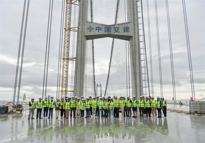 瀾湄六國媒體記者代表在建設(shè)中的深中通道伶仃洋大橋施工現(xiàn)場合影。（中交集團(tuán)供圖）