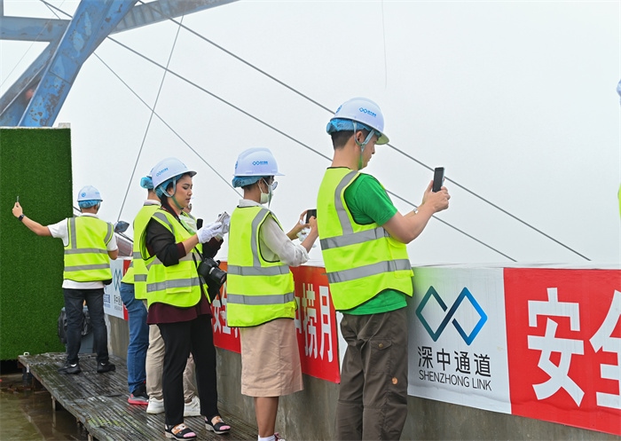 瀾湄六國媒體記者代表在建設(shè)中的深中通道伶仃洋大橋270米高塔之上拍照。中交集團(tuán)供圖