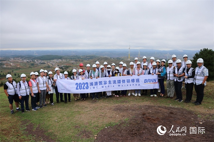 瀾湄記者團(tuán)在富源西風(fēng)電基地合影留念。人民網(wǎng) 李發(fā)興攝