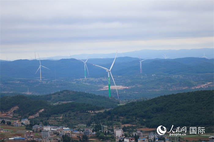 圖為位于云南省曲靖市富源縣的富源西風(fēng)電基地。（人民網(wǎng) 李發(fā)興攝）