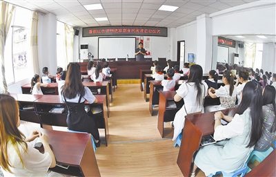  圖②：法院干警向參加活動的學生和家長講解暑假安全教育知識。