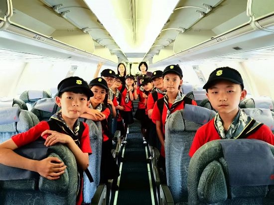 文縣東壩童聲合唱團(tuán)的孩子們?cè)陲w機(jī)上。