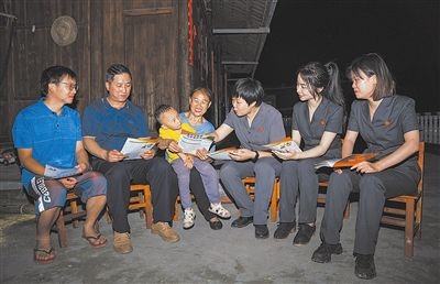 “法治屋場會(huì)”上，法院黨員志愿服務(wù)隊(duì)在給種植戶普及法律知識(shí)。