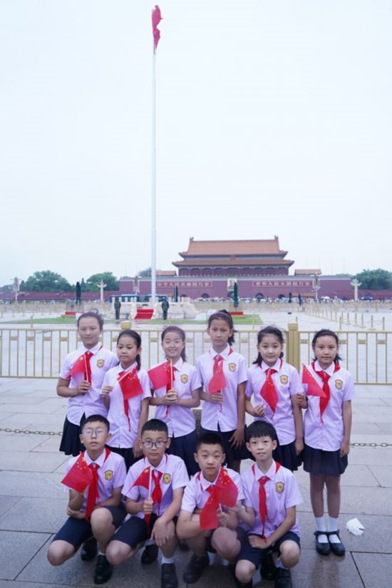 文縣東壩童聲合唱團(tuán)的孩子們?cè)谔彀查T廣場(chǎng)合影。