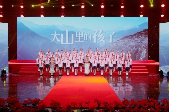 文縣東壩童聲合唱團(tuán)的孩子們?cè)诟拭C廣播電視總臺(tái)青少頻道錄節(jié)目。