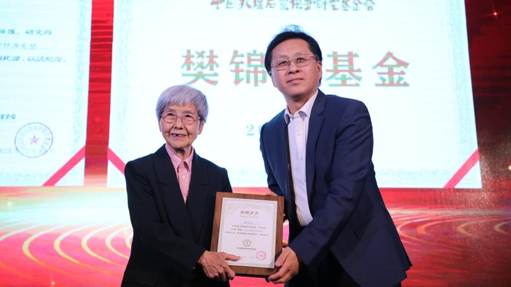 國(guó)家文物局黨組成員、副局長(zhǎng)解冰（右）為樊錦詩(shī)（左）頒發(fā)捐贈(zèng)證書。新華社記者張睿 攝