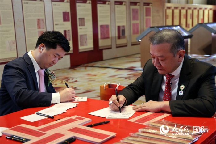 觀眾在展覽現(xiàn)場(chǎng)設(shè)置的體驗(yàn)區(qū)手寫(xiě)“批信”。人民網(wǎng)記者楊一攝
