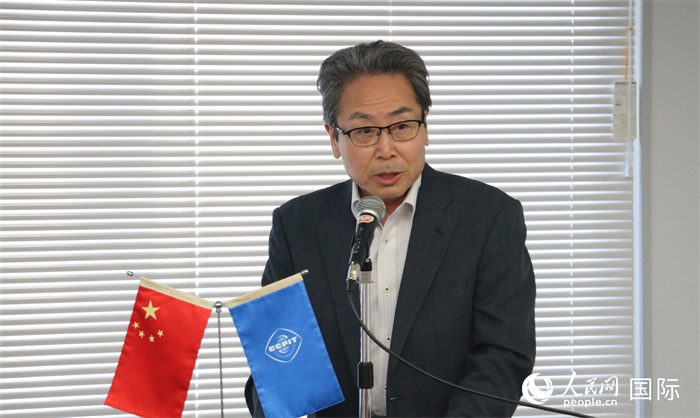日本國(guó)貿(mào)促專務(wù)理事安田真人在日本路演會(huì)場(chǎng)發(fā)表致辭。人民網(wǎng) 許可攝