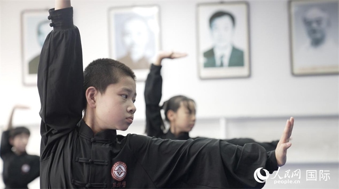 正在練習(xí)劈掛拳的武術(shù)學(xué)童。人民網(wǎng)記者 袁蒙攝