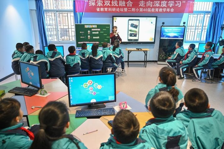 福州教育學院附屬第二小學的學生在由學校與網(wǎng)龍網(wǎng)絡公司共同打造的“創(chuàng)客教室”學習科學課（2020年12月18日攝）。新華社記者 宋為偉 攝