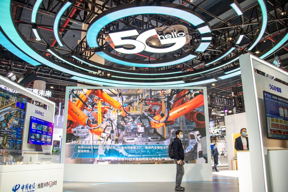 在位于湖北省武漢市的中國光谷科技會展中心拍攝的“5G+工業(yè)互聯(lián)網(wǎng)成果展”現(xiàn)場（2021年11月20日攝）。新華社記者 伍志尊 攝