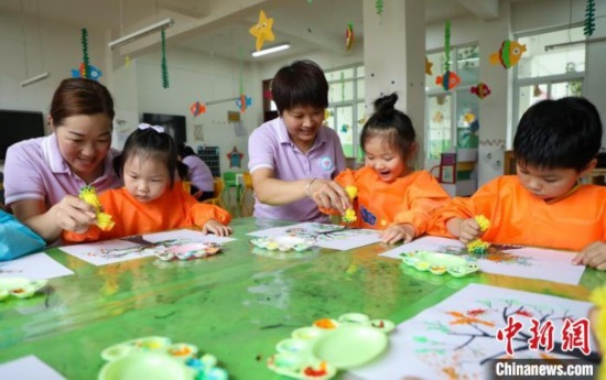 在肥西縣山南鎮(zhèn)中心幼兒園，孩子們在老師的指導(dǎo)下作畫。陳家樂 攝