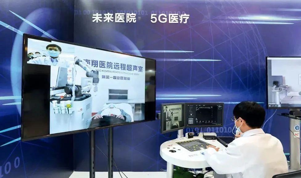 2021年5月7日，上海瑞金醫(yī)院，醫(yī)生通過遠(yuǎn)程控制5G機(jī)械臂為病人做B超。