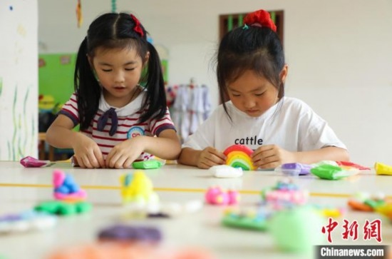 在肥西縣山南鎮(zhèn)中心幼兒園，孩子們在做彩色泥塑。陳家樂 攝