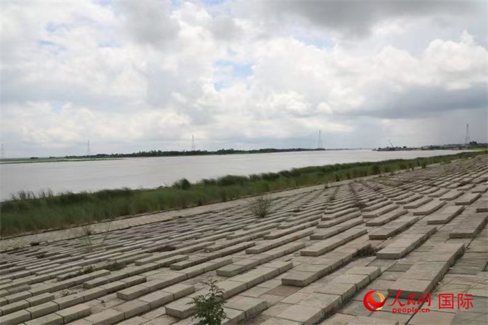 孟加拉國帕德瑪大橋河道整治工程北岸整治區(qū)域長1.5千米，南岸長11.5千米，是目前世界上規(guī)模最大的河道整治工程。人民網(wǎng)記者 孫廣勇攝
