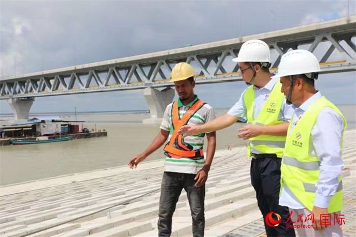 孟加拉國帕德瑪大橋河道整治工程北岸整治區(qū)域長1.5千米，南岸長11.5千米，是目前世界上規(guī)模最大的河道整治工程。人民網(wǎng)記者 孫廣勇攝