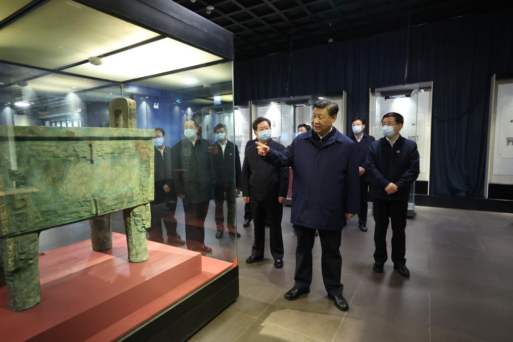 2022年10月26日至28日，中共中央總書(shū)記、國(guó)家主席、中央軍委主席習(xí)近平在陜西省延安市、河南省安陽(yáng)市考察。這是28日下午，習(xí)近平在安陽(yáng)市殷墟博物館考察。新華社記者 鞠鵬 攝