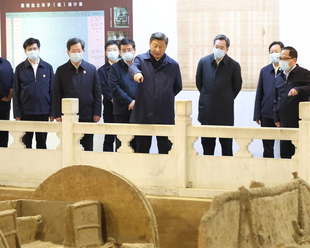 2022年10月26日至28日，中共中央總書(shū)記、國(guó)家主席、中央軍委主席習(xí)近平在陜西省延安市、河南省安陽(yáng)市考察。這是28日下午，習(xí)近平在安陽(yáng)市殷墟遺址考察。新華社記者 丁林 攝