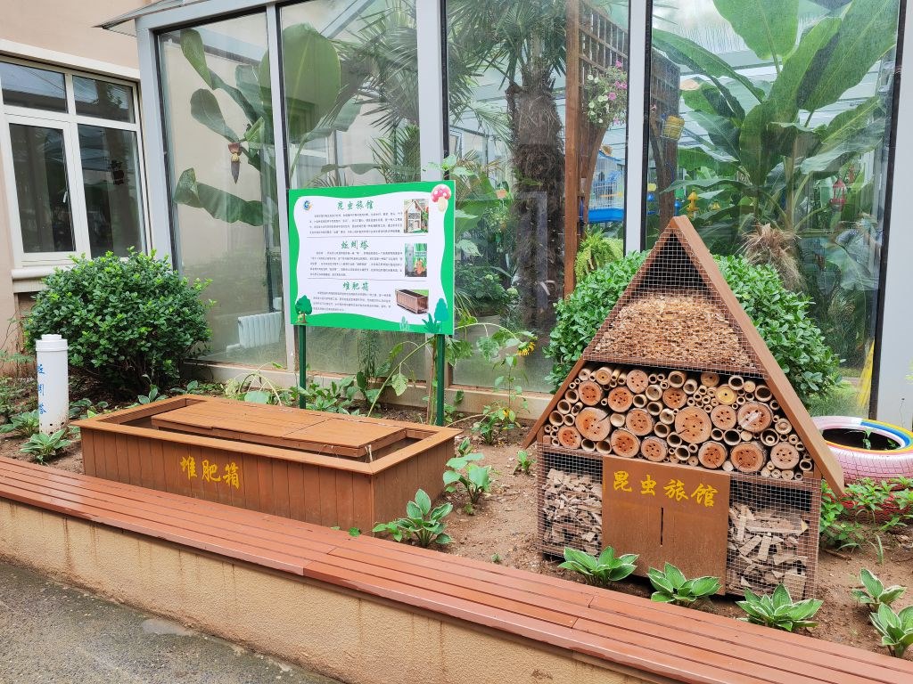 7月14日，大連市甘井子區(qū)實驗小學(xué)“識嫣園”里的堆肥箱。新華社記者張博群攝