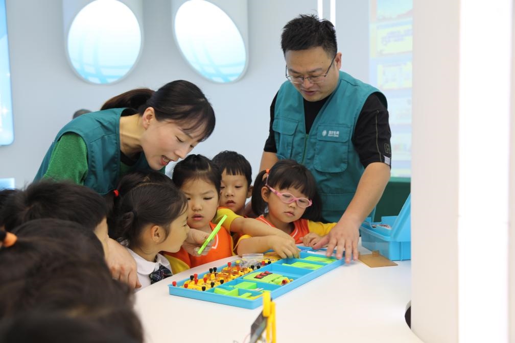 7月12日，浙江寧波奉化區(qū)實驗小學(xué)，暑托班孩子學(xué)習(xí)暑期安全用電和節(jié)能知識。新華社記者張璇攝