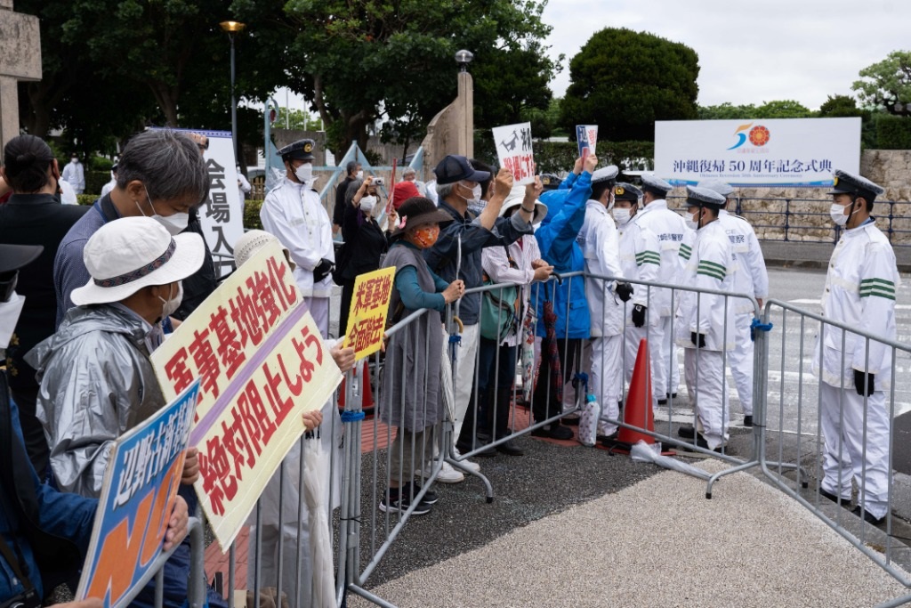 2022年5月15日，在日本沖繩，人們在沖繩回歸日本本土50周年紀(jì)念儀式現(xiàn)場外抗議。新華社記者張笑宇攝