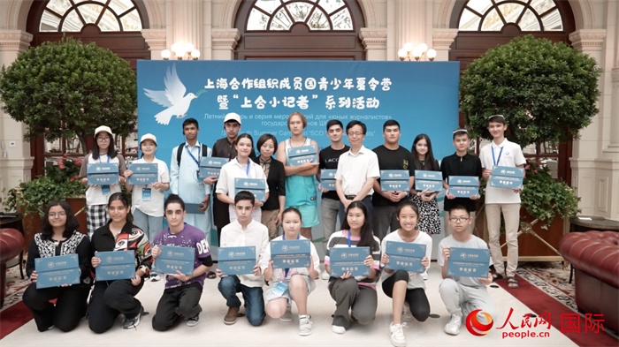 主辦單位為“上合小記者”頒發(fā)證書。實習(xí)生 方明軒攝