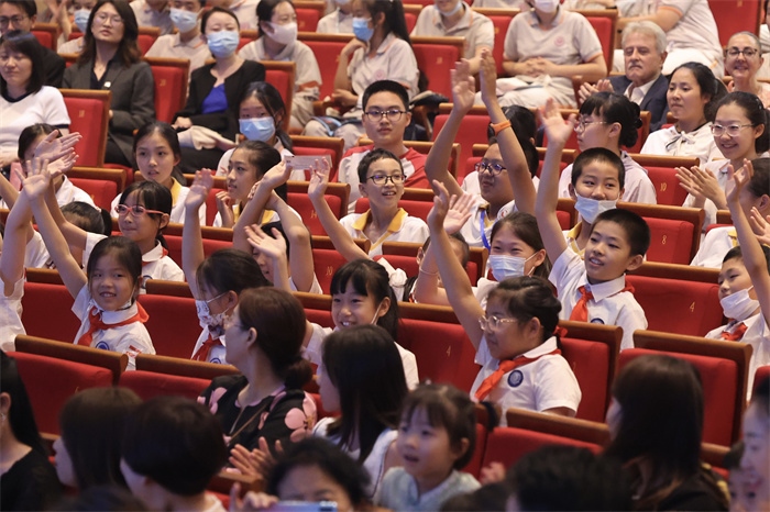 觀看演出的中小學(xué)生。中外語(yǔ)言交流合作中心供圖