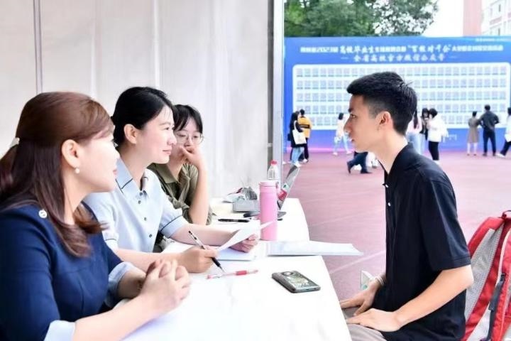 2023年5月7日，四川省2023屆高校畢業(yè)生專場招聘會(huì)暨“百校對千企”大型校企對接交流活動(dòng)在成都理工大學(xué)舉行。（四川省教育廳供圖）