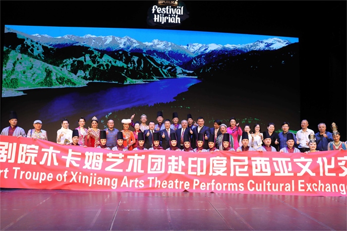 演出結(jié)束后陸慷大使和夫人及印尼官員與演職人員合影。中國(guó)駐印度尼西亞大使館供圖