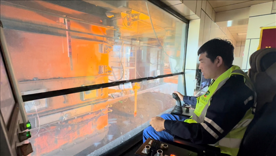 國家電投內(nèi)蒙古公司南露天煤礦裝車站司機(jī)石繼立的操縱下，一次性60噸的煤炭穩(wěn)穩(wěn)裝入車廂。人民網(wǎng) 金洪花攝