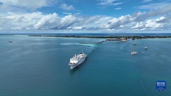 7月22日，中國海軍“和平方舟”號醫(yī)院船結(jié)束基里巴斯訪問，駛離塔拉瓦港。新華社發(fā)（桂江波 攝）