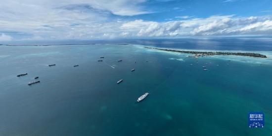 7月22日，中國海軍“和平方舟”號醫(yī)院船結(jié)束基里巴斯訪問，駛離塔拉瓦港。新華社發(fā)（桂江波 攝）
