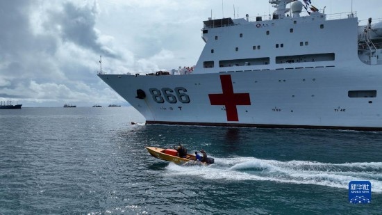 7月22日，中國海軍“和平方舟”號醫(yī)院船駛離塔拉瓦港途中，基里巴斯當?shù)孛癖婑{船揮手告別。新華社發(fā)（桂江波 攝）