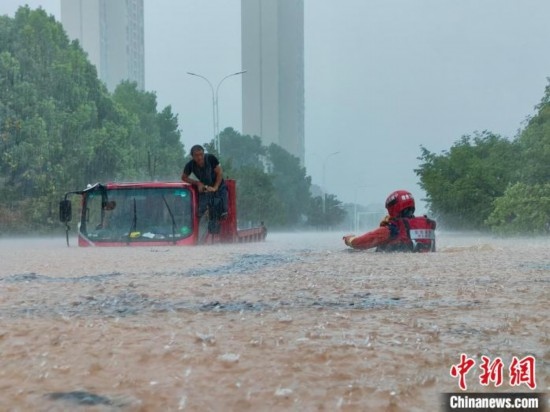 湖北咸寧暴雨引發(fā)內(nèi)澇，消防營救疏散民眾 朱燕林 攝