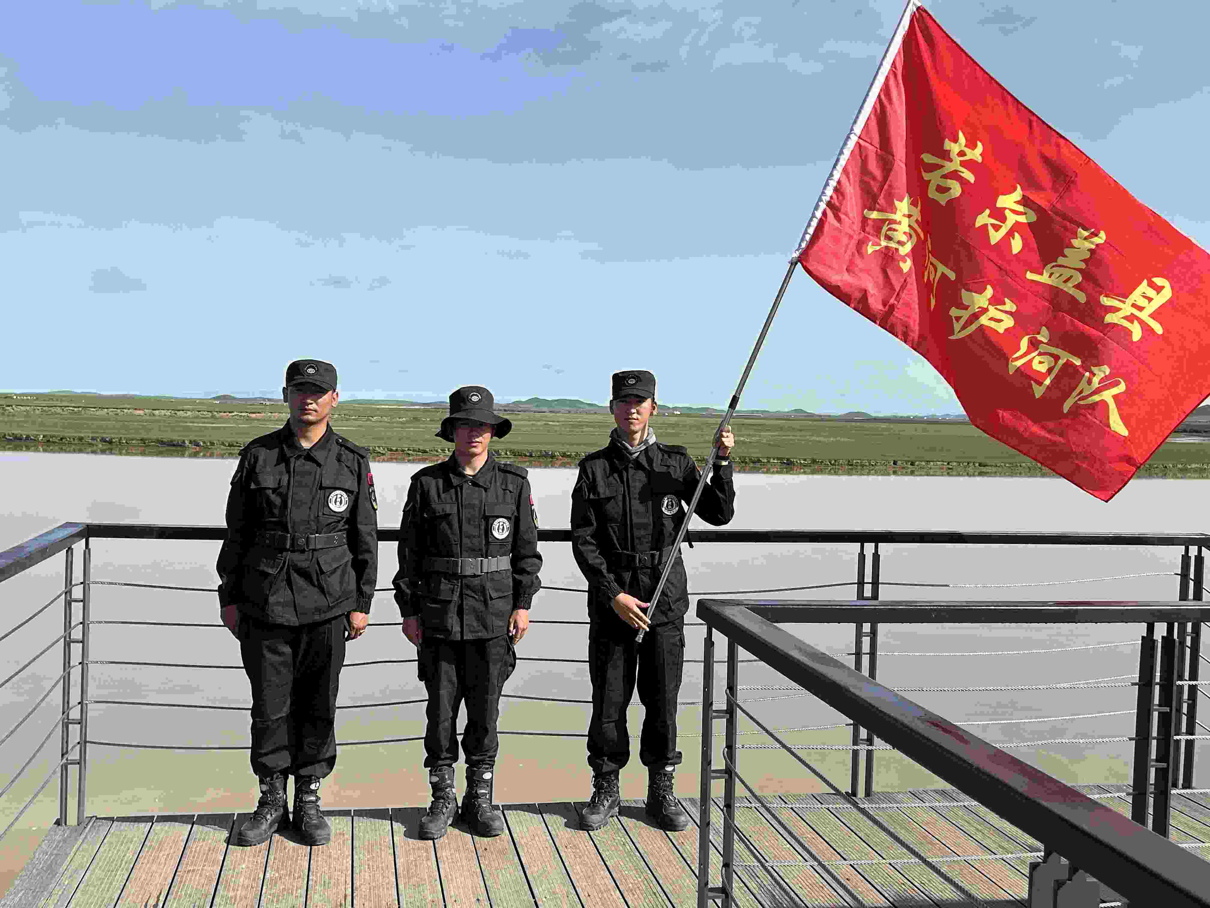 若爾蓋縣黃河護河隊。人民網(wǎng) 周靜圓攝