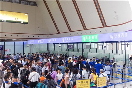 7月22日，乘坐中老鐵路國際旅客列車的旅客在磨憨邊檢大廳排隊(duì)候檢。衛(wèi)海林 攝