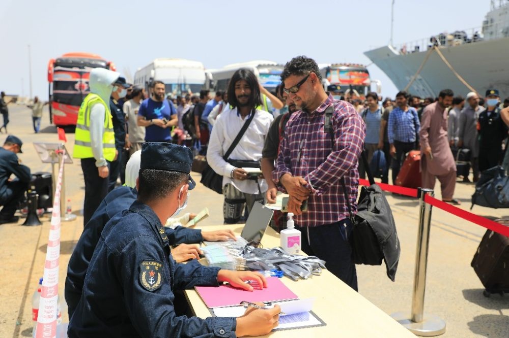 ↑2023年4月28日，從蘇丹撤離的外籍人員準(zhǔn)備登艦。新華社發(fā)（李怡諾攝）