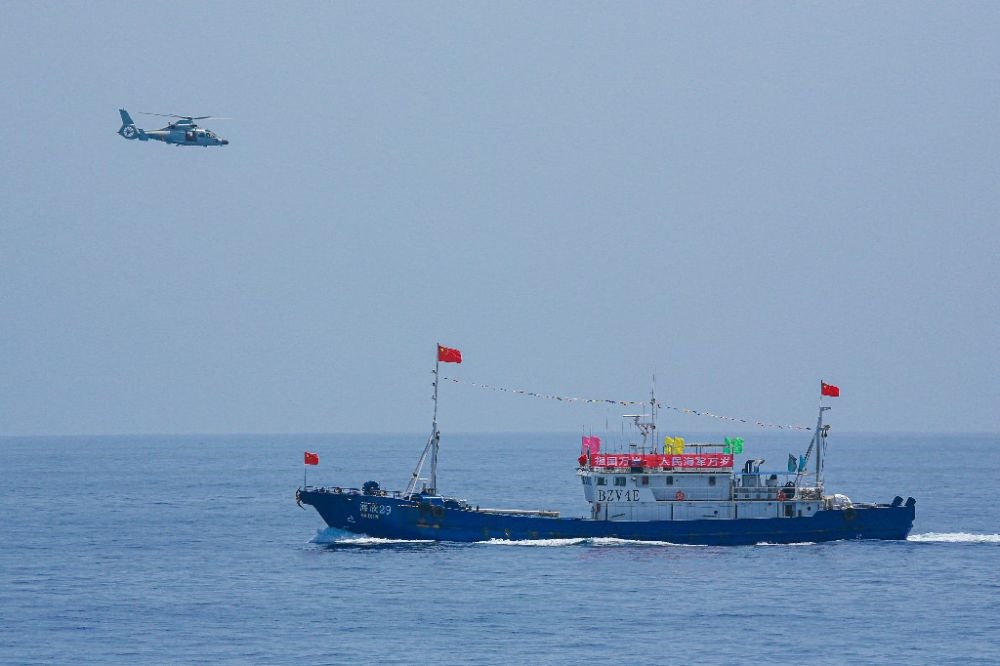 ↑中國海軍第40批護(hù)航編隊(duì)中的艦載直升機(jī)在被護(hù)船只周邊海域巡邏警戒（2022年6月4日攝）。新華社發(fā)（唐文 攝）