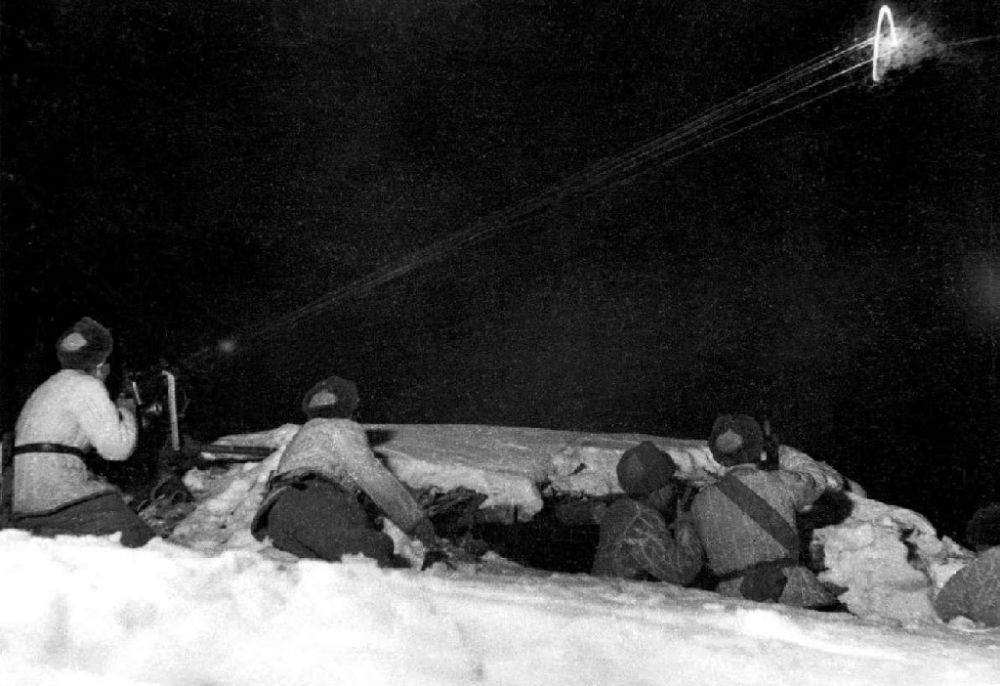  ↑1950年12月，在朝鮮長津湖，中國人民志愿軍第27軍連隊(duì)機(jī)槍手向美軍陣地射擊。新華社發(fā)（張崇岫 攝）
