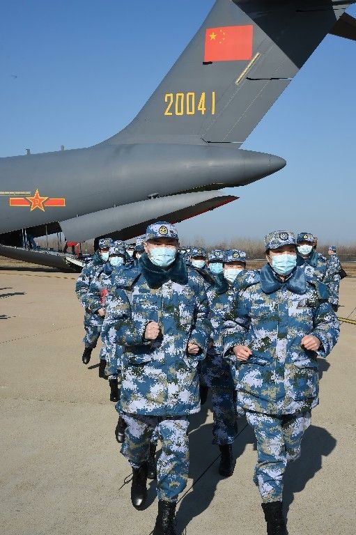 ↑2020年2月17日，一批軍隊(duì)支援湖北醫(yī)療隊(duì)員抵達(dá)武漢天河機(jī)場。新華社記者 黎云 攝