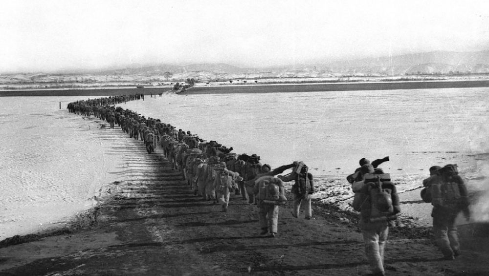 ↑1950年10月19日，中國人民志愿軍雄赳赳、氣昂昂跨過鴨綠江，和朝鮮人民一道共同抗擊侵略者。新華社發(fā)（黎民 攝）