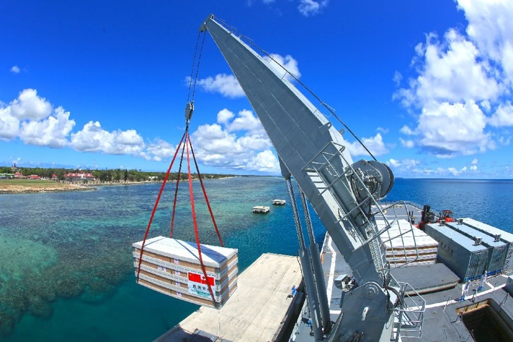 ↑赴湯加執(zhí)行運(yùn)送救災(zāi)物資任務(wù)的中國海軍艦艇編隊(duì)在努庫阿洛法港卸載移動(dòng)板房（2022年2月19日攝）。新華社發(fā)（薛成清 攝）