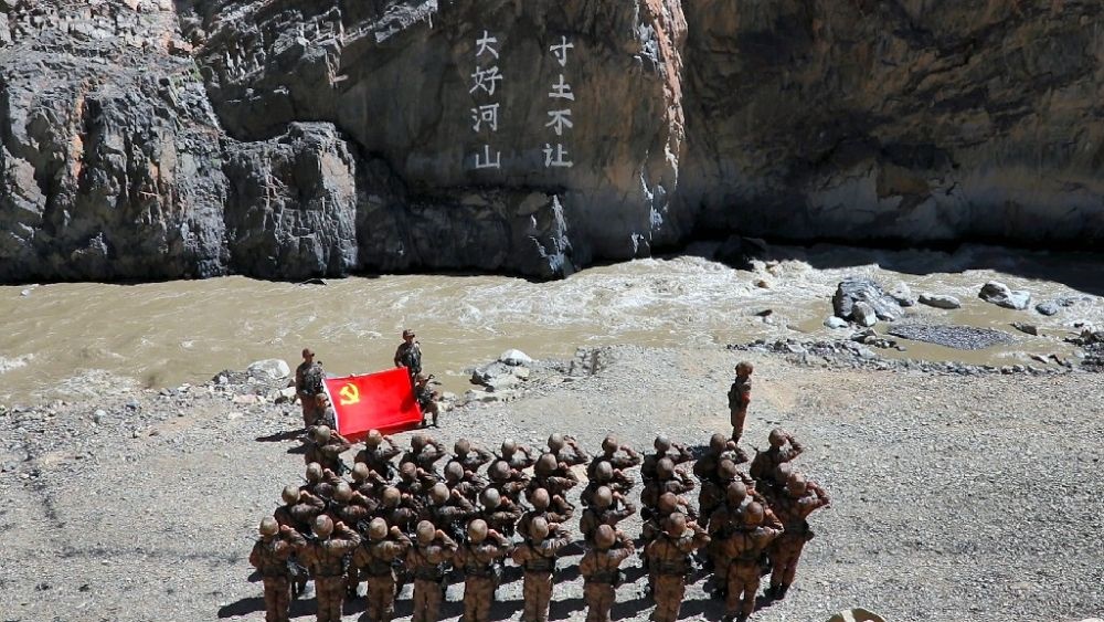 ↑某邊防團(tuán)官兵在“大好河山 寸土不讓”標(biāo)語前舉行重溫入黨誓詞儀式（資料照片）。新華社發(fā)（鄭曉林 攝）